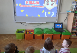 Dzieci oglądają film o Unii Eurpejskiej.