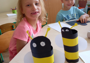 Dzieci ze swoimi papierowymi pszczółkami.