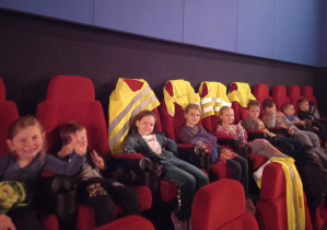 Przedszkolaki zajęły miejsca w kinie.