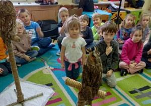 Dzieci poznają ciekawostki o sowach.