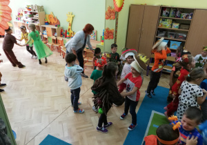Dzieci bawia się na Balu Jesieni.