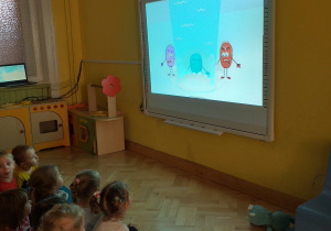 Dzieci oglądają teledysk piosenki "Higiena".