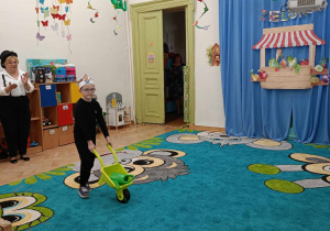 Aktor na scenie przedszkolnej