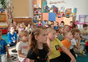 Dzieci oglądają film o Japonii