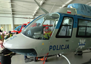 Igor siedzi w helikopterze policyjnym.