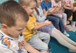 Dzieci obserwują suchy lód.
