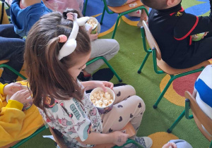 Dzieci oglądają bajkę.