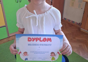 Iga prezentuje swój "Dyplom małego patrioty|"