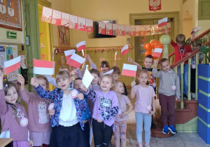 Grupa III prezentuje swoje flagi biało-czerwone.