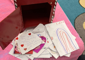 Listy wysypujące się ze skrzynki walentynkowej.