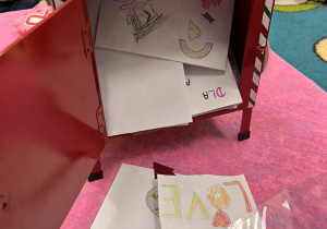 Listy wysypujące się ze skrzynki walentynkowej.