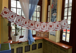 Napis Walentynki w holu przedszkola.