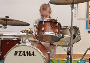 Maluszki grają na perkusji.