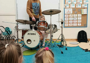 Dzieci uważnie słuchają