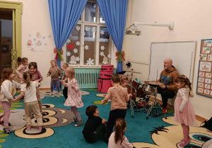 Warsztaty perkusyjne to również okazja do tańca.