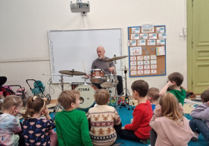 Grupa iII na zajęciach z perkusją