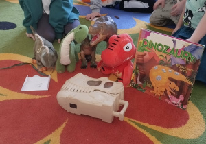 Dinozaury przyniesione przez dzieci.