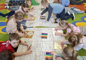 Skupione na zadaniu przedszkolaki.