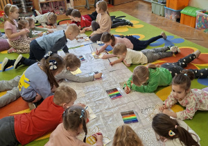 Grupa III podczas kolorowania.