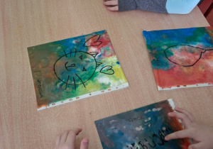 Kolorowe prace przedszkolaków.