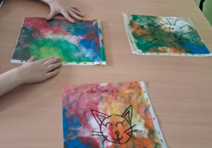 Kolorowe prace przedszkolaków.