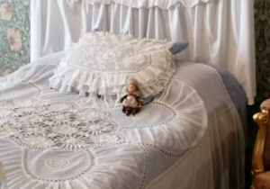łóżko w pokoju Anny Marii