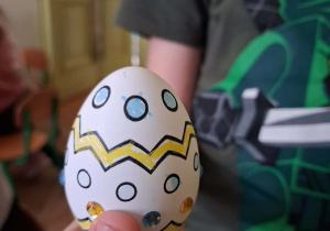 Jajko pomalowane przez przedszkolaka.