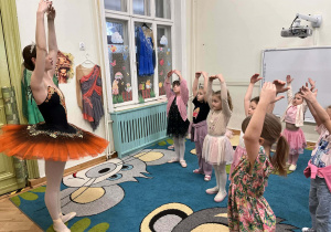 Pokaz baletnicy i mażoretki