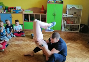 dziecko z trenerem judo