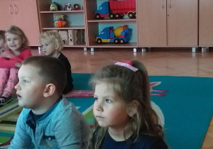 Dzieci z grupy II oglądają film edukacyjny.