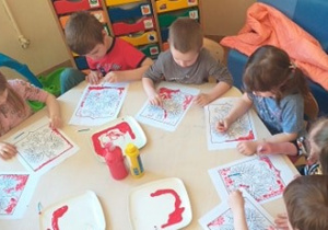 Dzieci malują godło Polski.