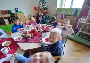 Dzieci zjadły świąteczny barszcz.